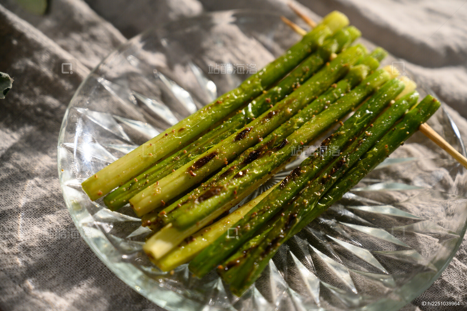 桌面上的盘子里的美味可口的烤蒜芯