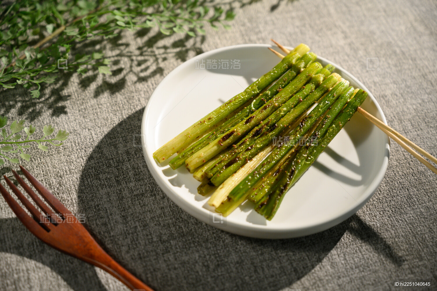 桌面上的盘子里的美味可口的烤蒜芯