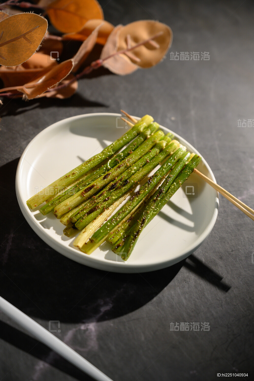 桌面上的盘子里的美味可口的烤蒜芯