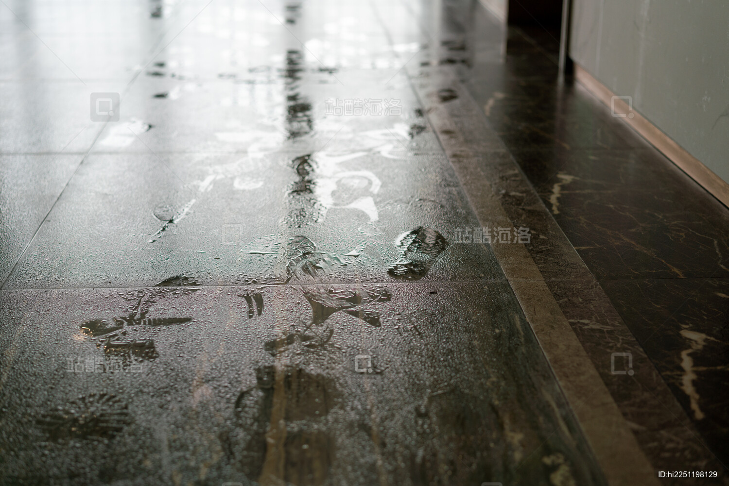 回南天潮湿的地板