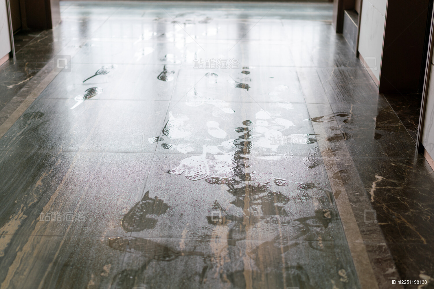 回南天潮湿的地板