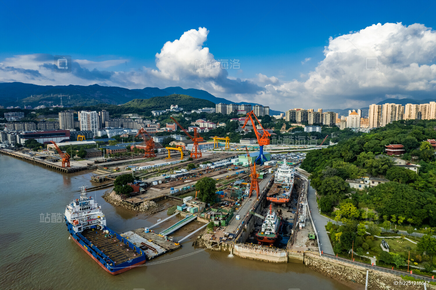 航拍晴天中的福州马尾闽江的码头和造船厂