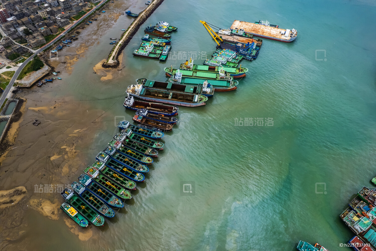 航拍福建平潭岛上的造船厂和码头