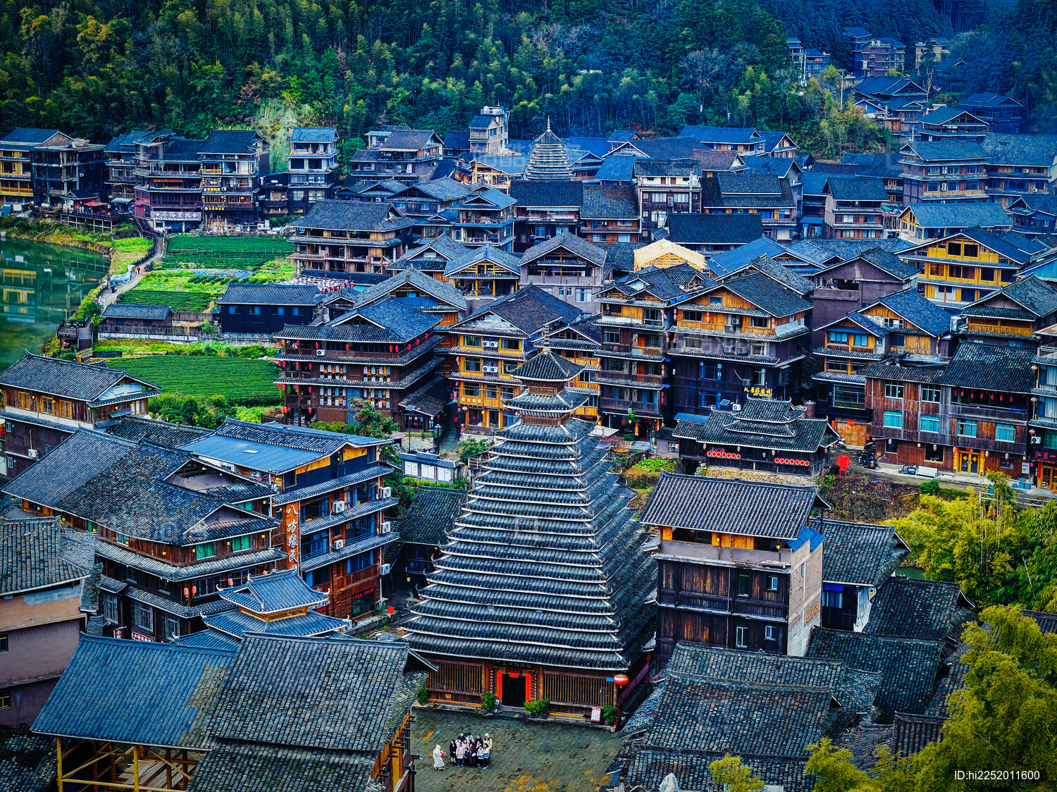 航拍广西柳州程阳八寨及鼓楼风景