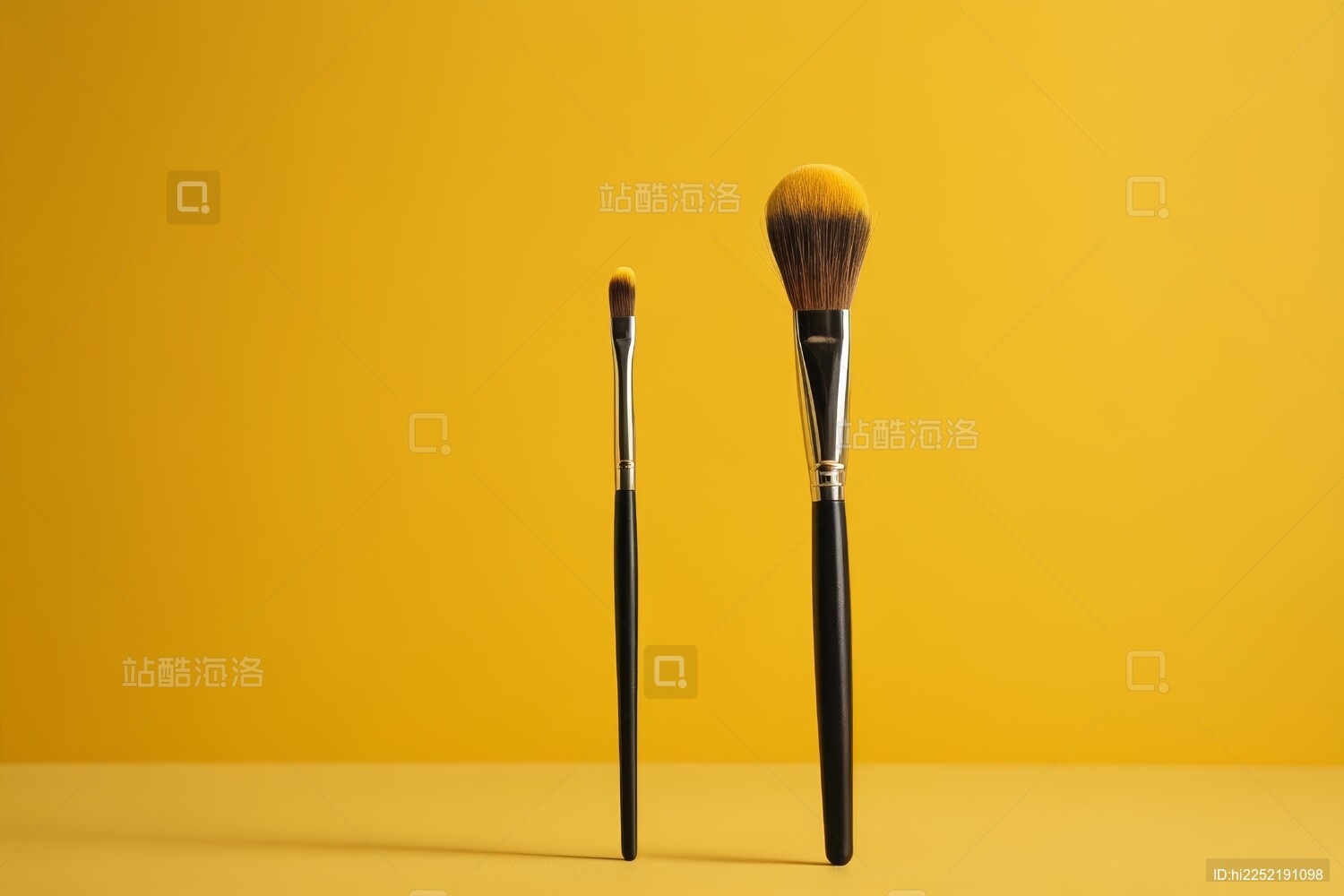 两把刷子在一张黄色背景的高清图片