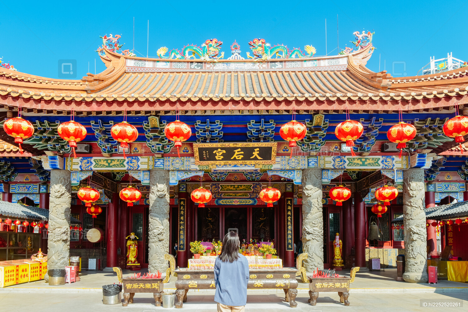 亚裔女性在广东省惠州市巽寮湾天后宫旅游