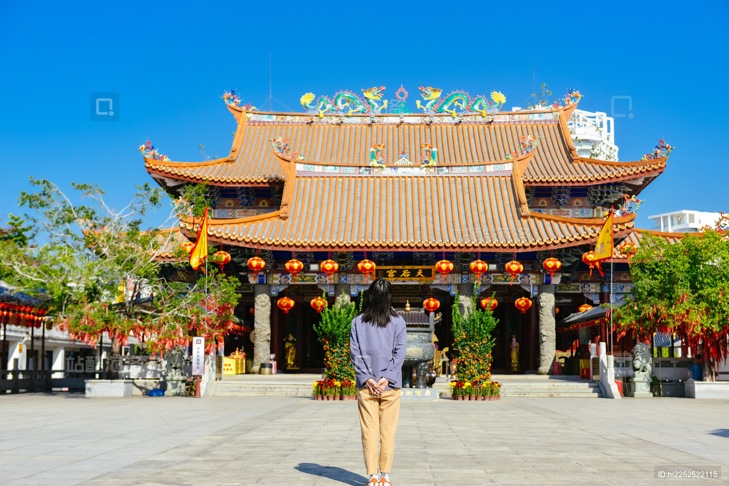 亚裔女性在广东省惠州市巽寮湾天后宫旅游