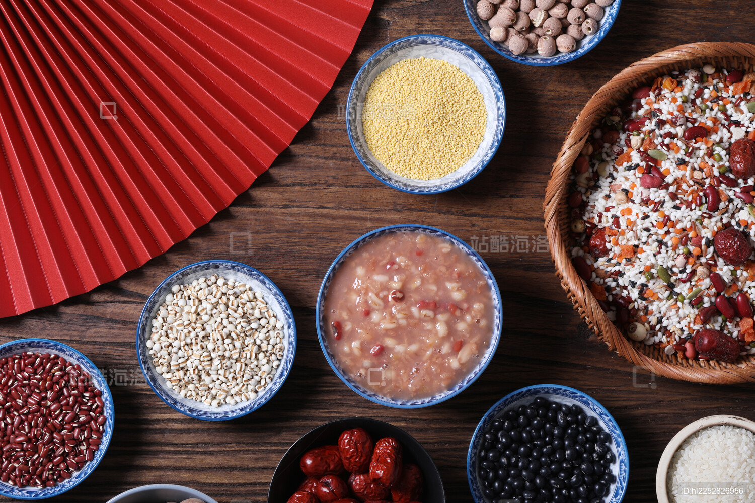木头背景上腊八粥