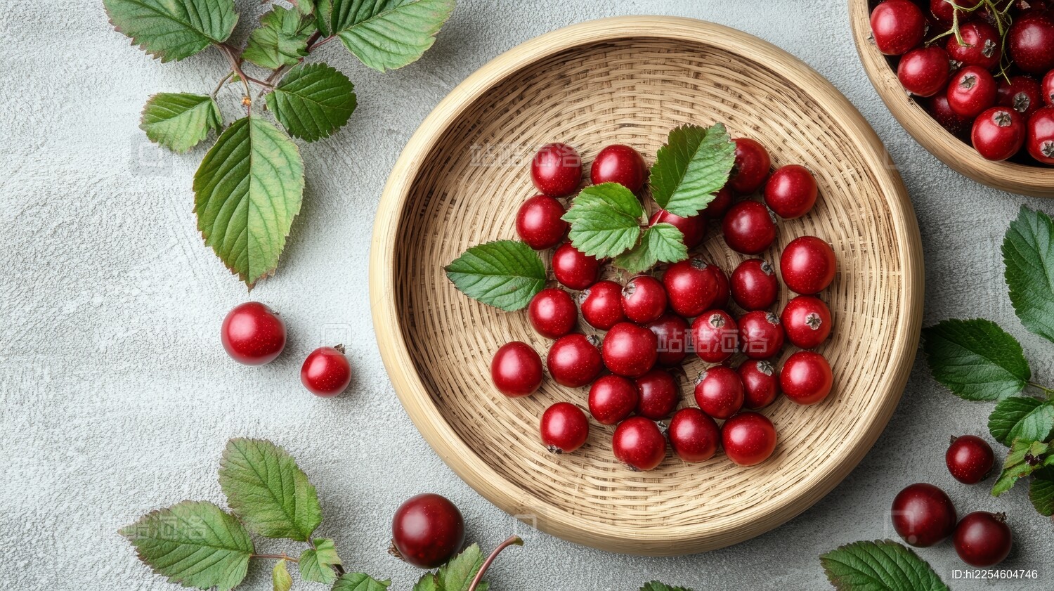 竹盘红果绿叶自然装饰