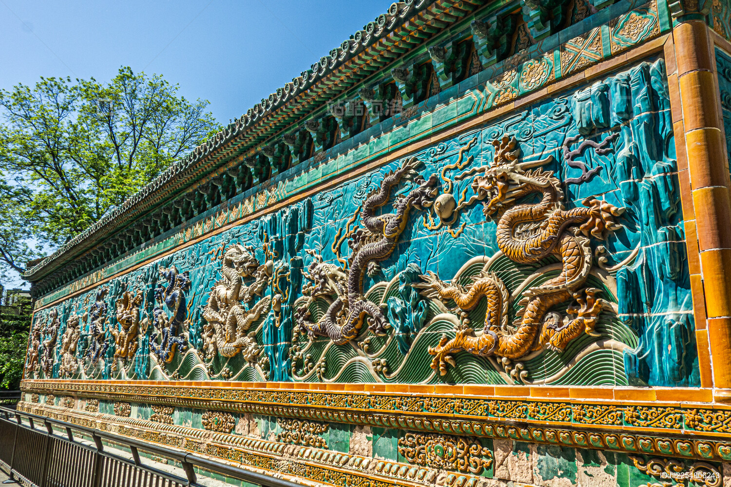 北京西城区北海公园九龙壁