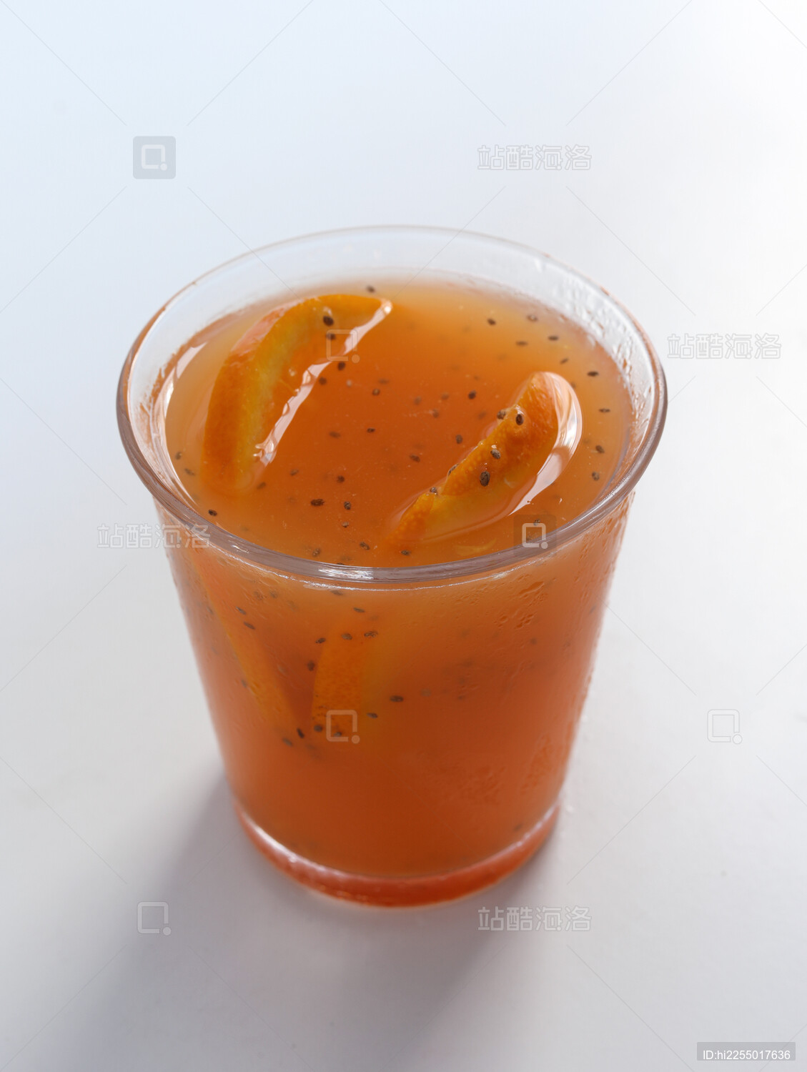 白色桌面上的一杯夏日健康果汁果蔬饮品饮料