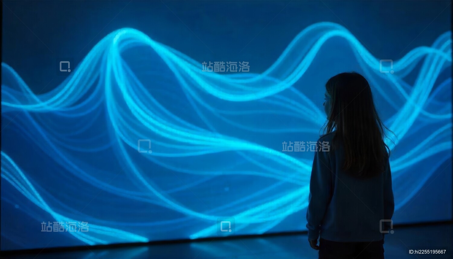 蓝色光影中的凝视