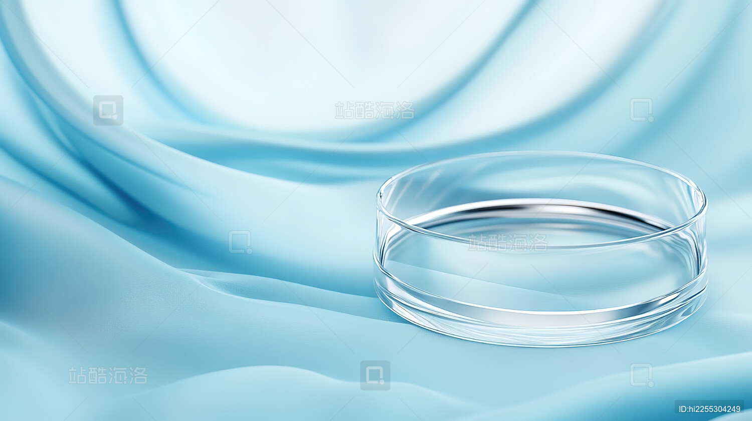 蓝色背景下的空玻璃特写镜头