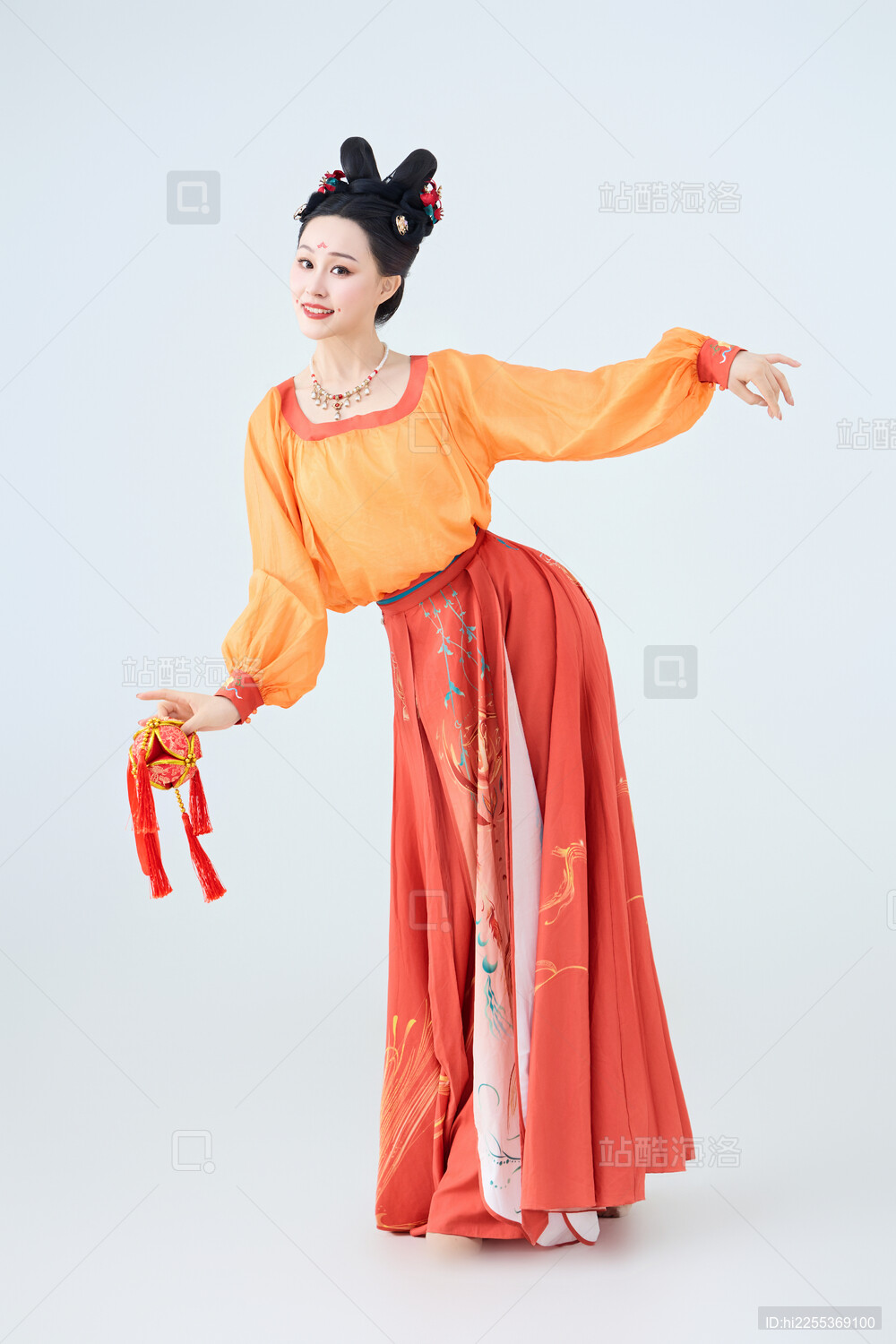 穿着古代唐朝服饰妆造表演古典舞的美丽舞者