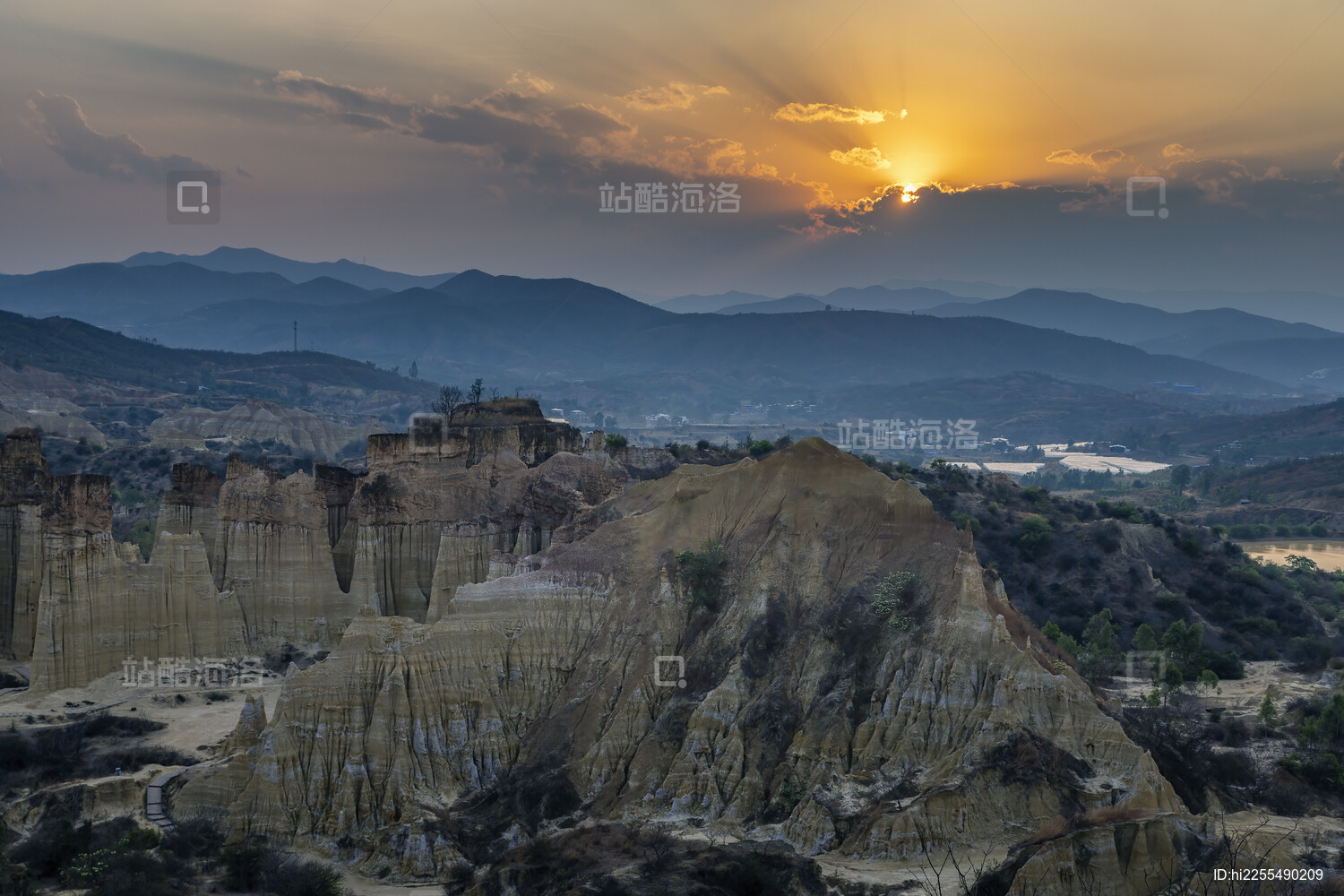 云南楚雄元谋浪巴铺土林白昼风光