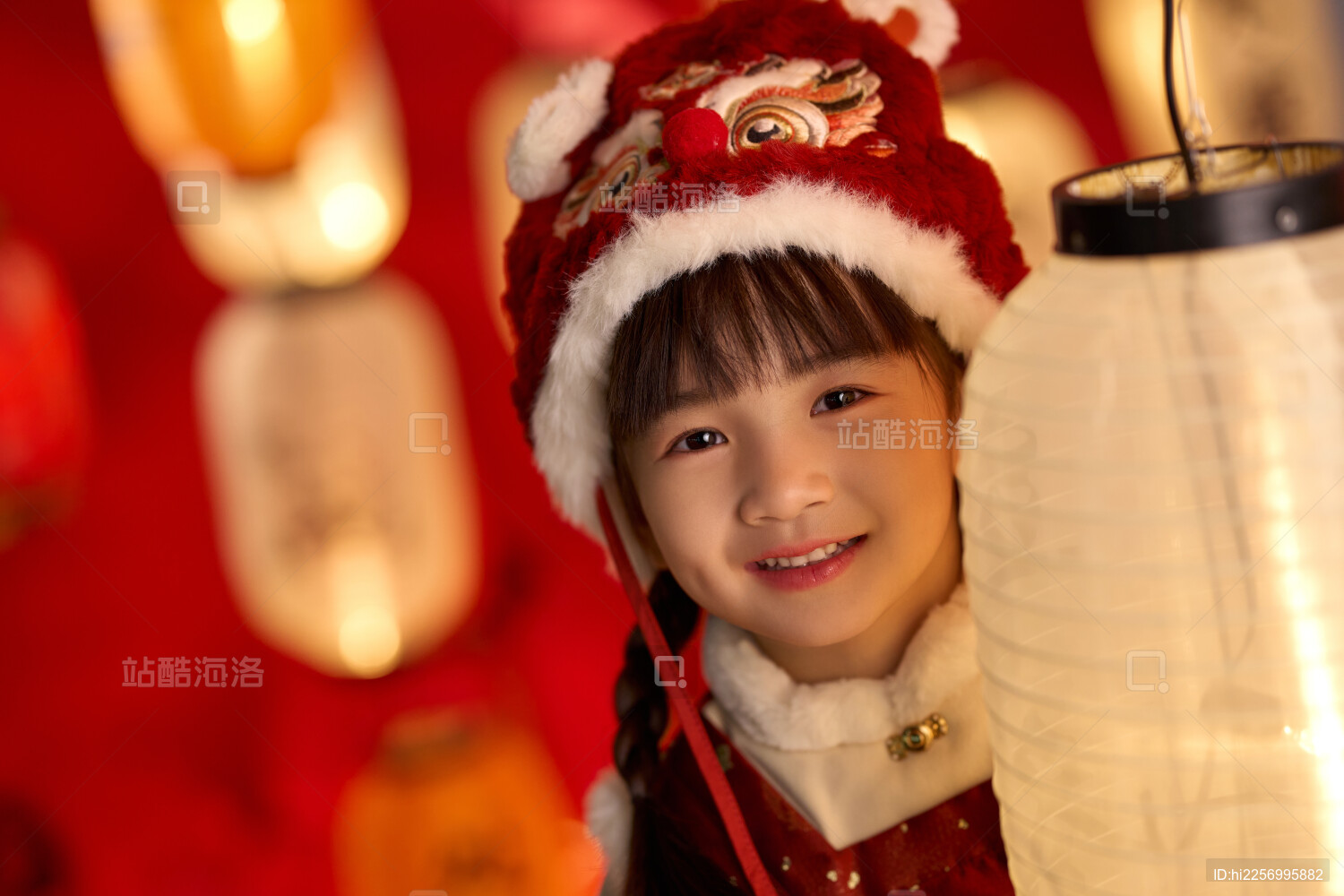 可爱的小女孩带着虎头帽过新年