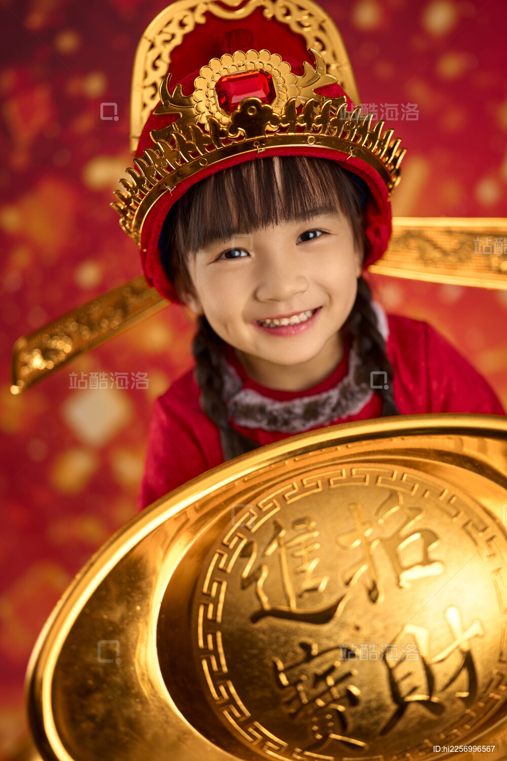 可爱的小女孩抱着金元宝