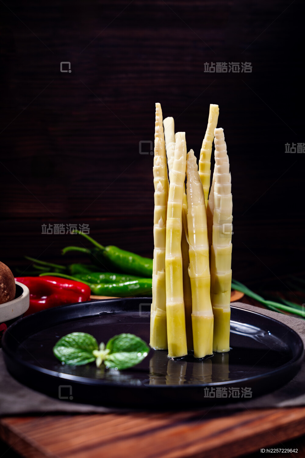 黑盘上的新鲜竹笋