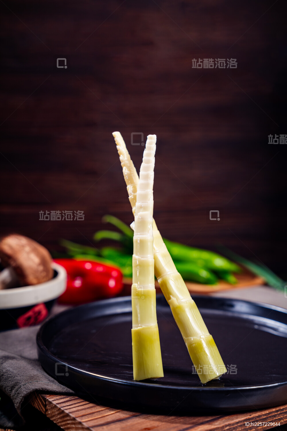 黑盘上的新鲜竹笋