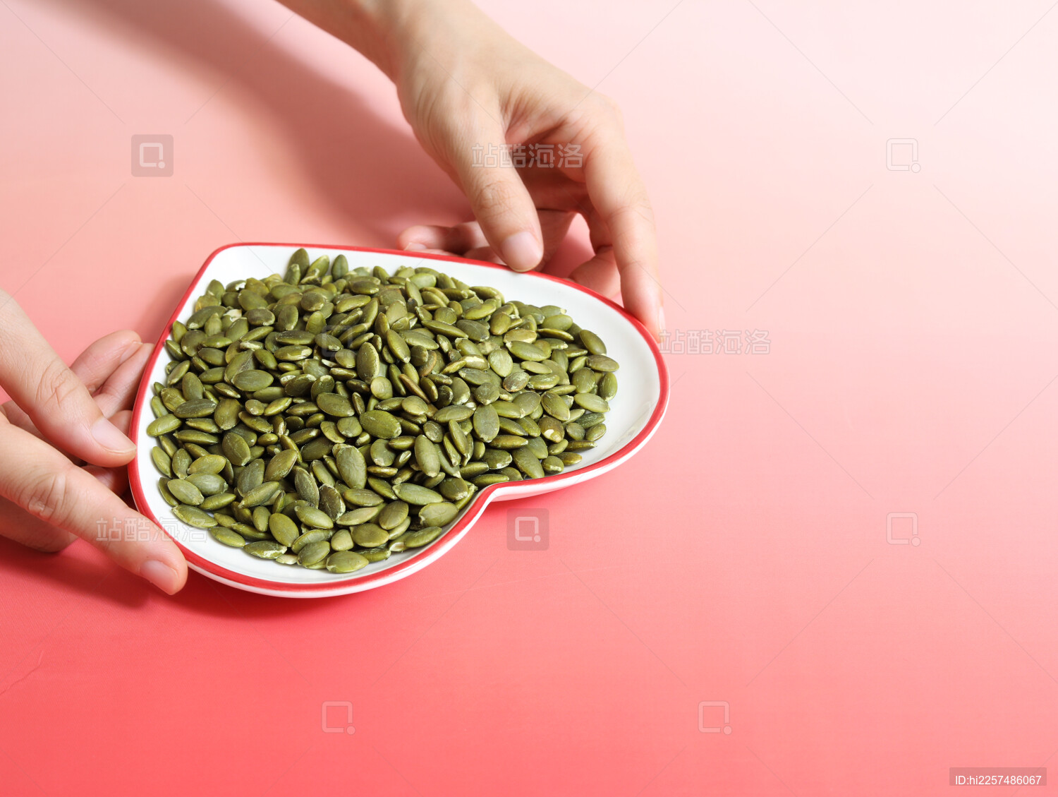 红色桌面上的一盘子坚果年货南瓜子南瓜仁