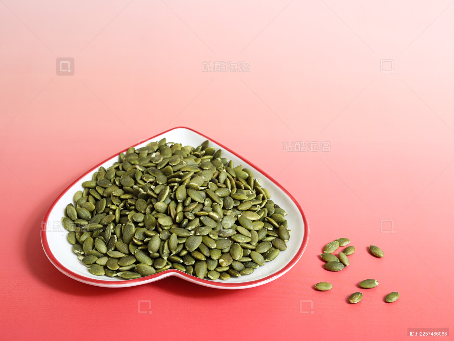 红色桌面上的一盘子坚果年货南瓜子南瓜仁