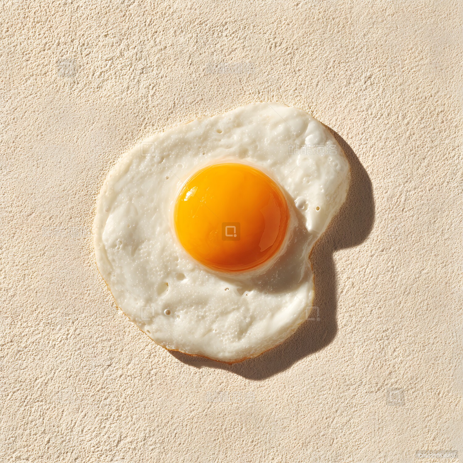 煎蛋放置于浅色表面上