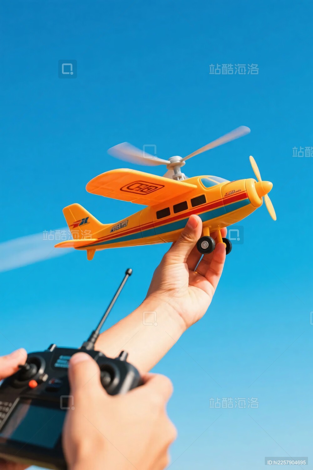 手持遥控玩具直升机的画面