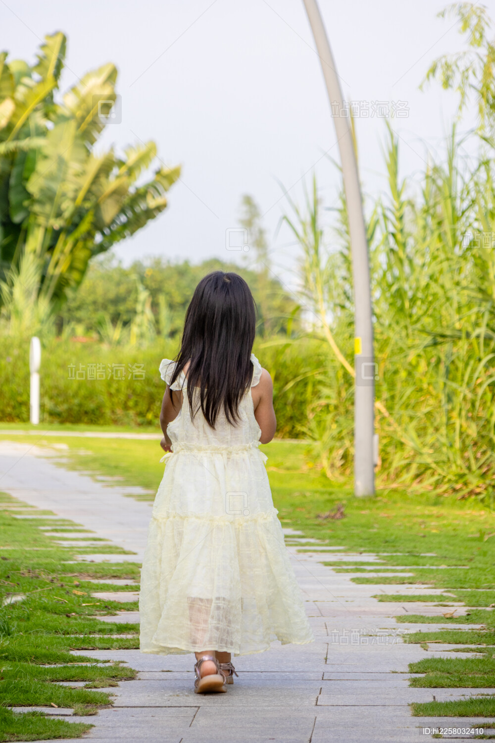户外一个中国小女孩的背影