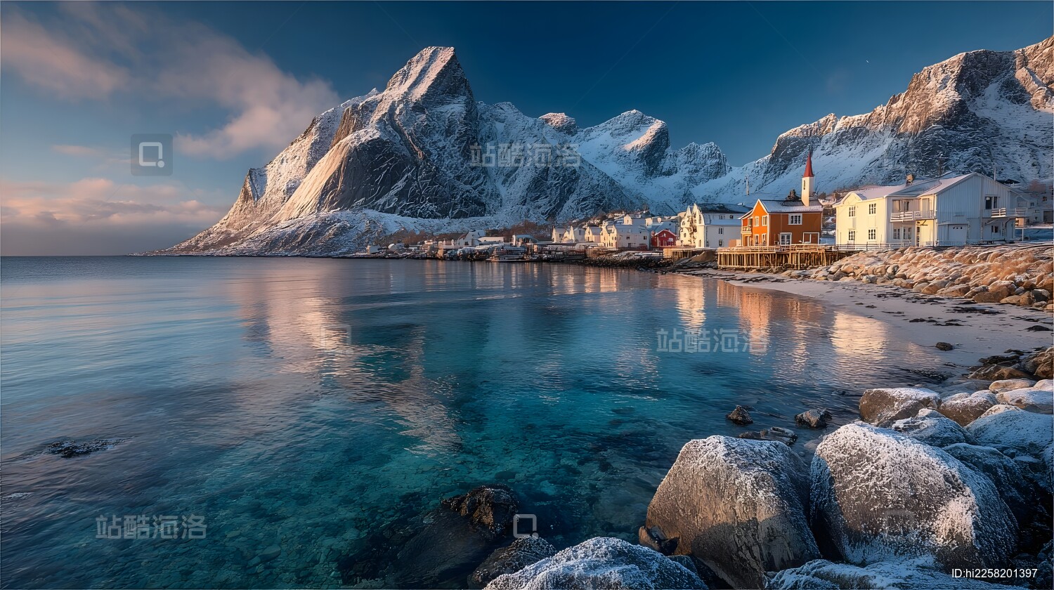 雪山海岸渔村清晨