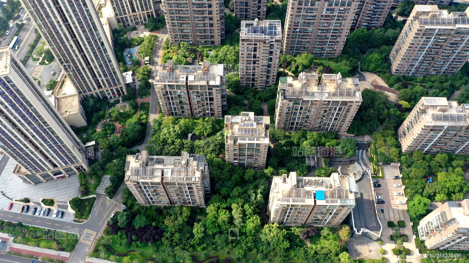 蓝天白云映衬下的城市建筑让人赏心悦目