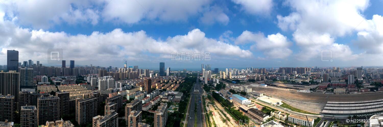 蓝天白云映衬下的城市建筑让人赏心悦目