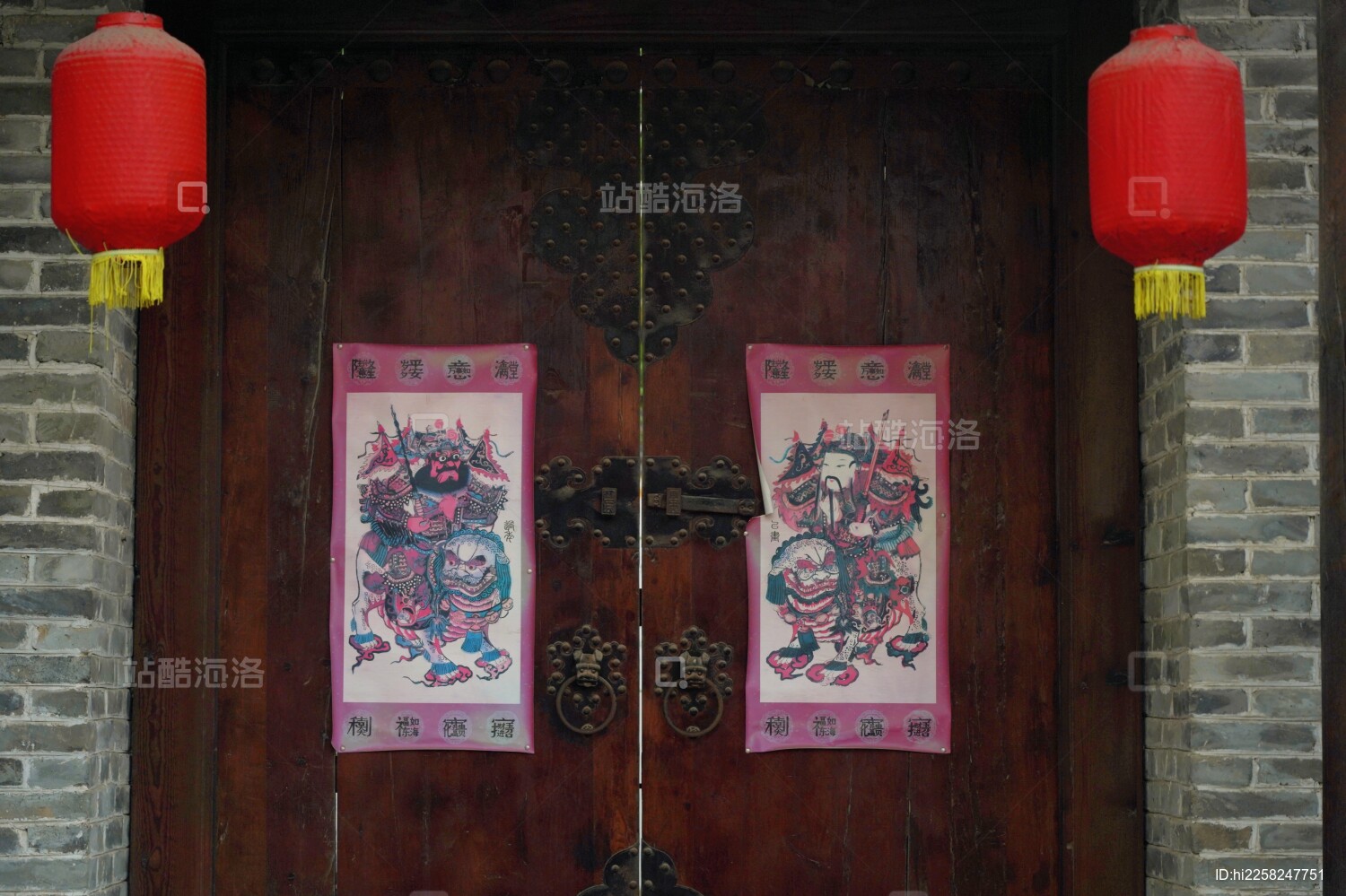 村庄人家大门上的门神和灯笼