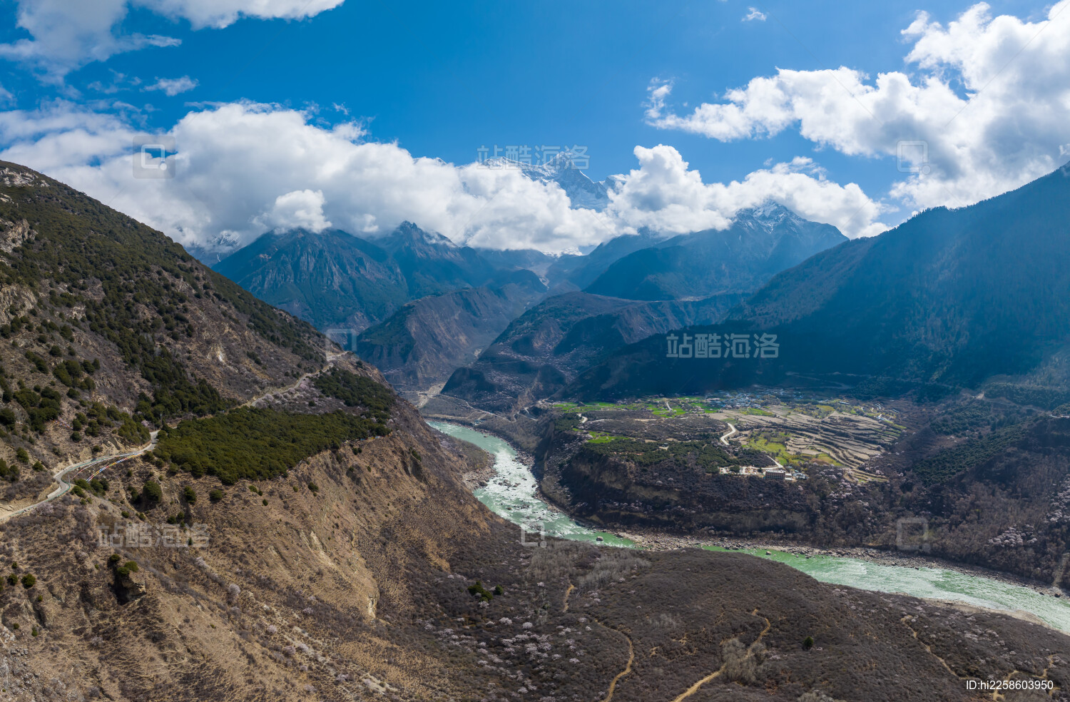 中国西藏雅鲁藏布江大峡谷的南迦巴瓦峰