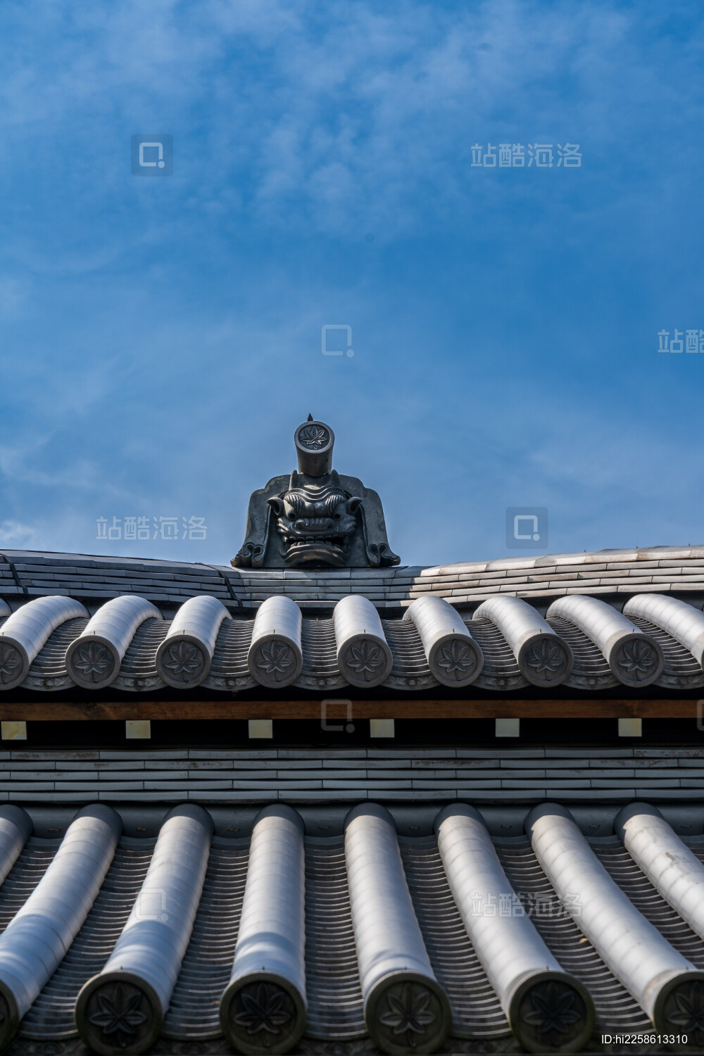 日式屋顶瓦片与装饰细节
