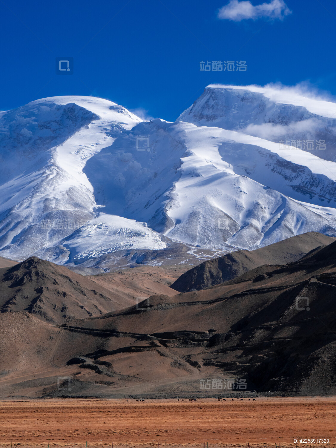 秋季中国新疆帕米尔高原的慕士塔格峰风景