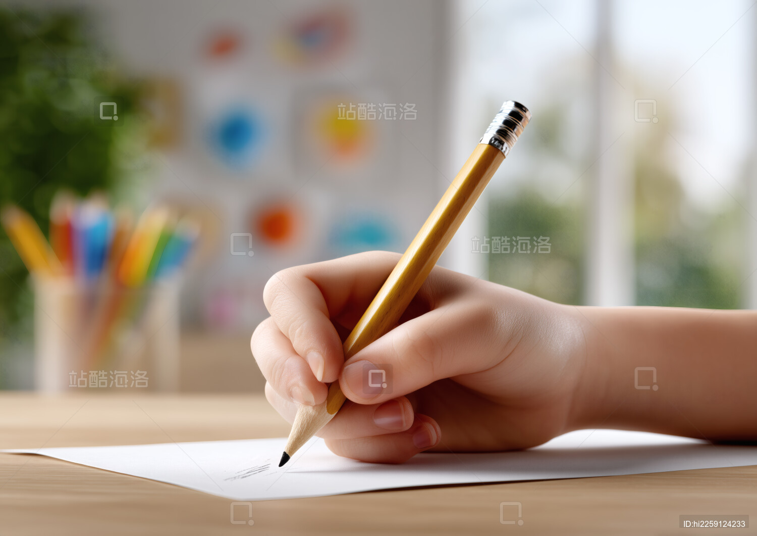 一只手拿着铅笔在练字