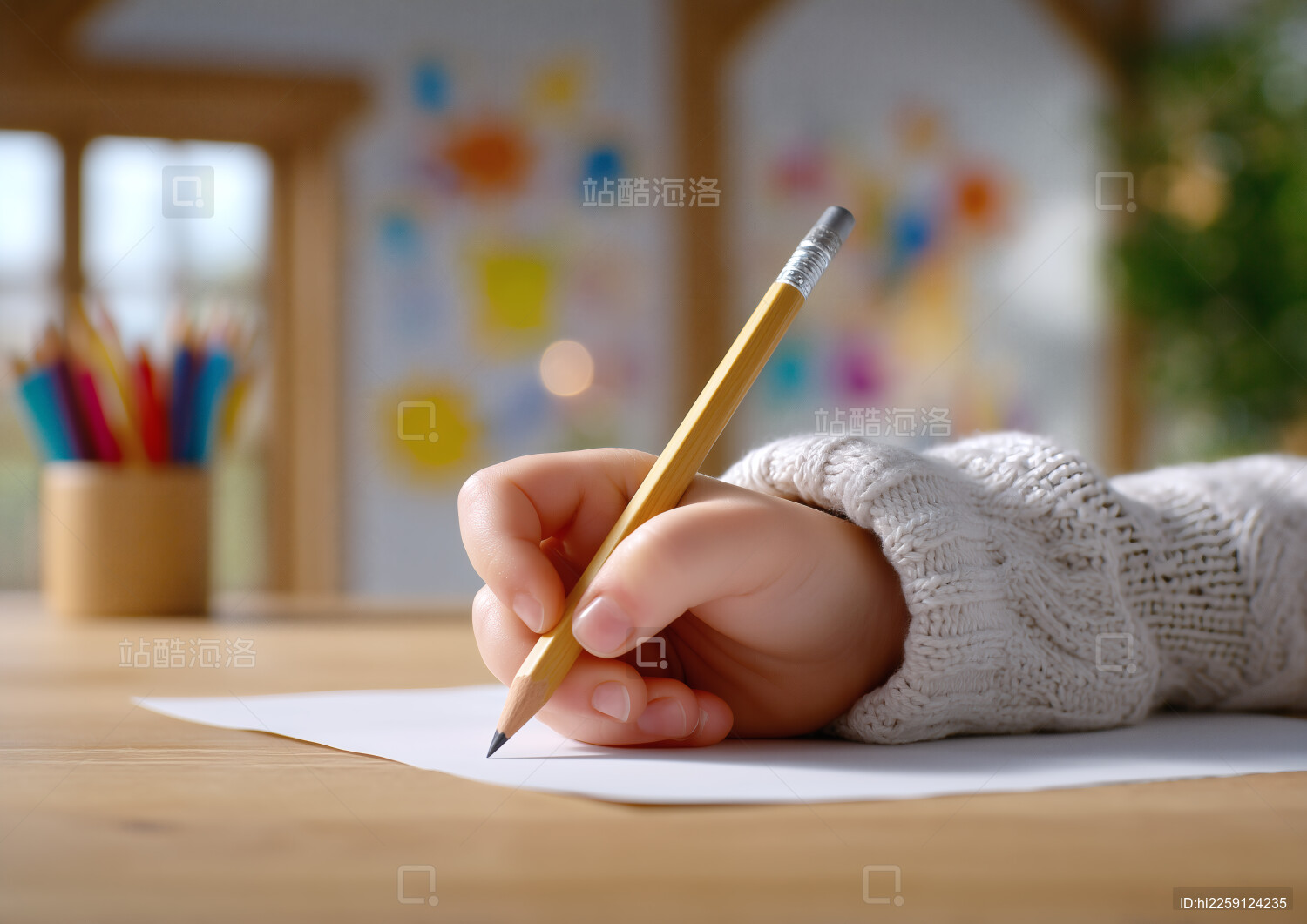 一只手拿着铅笔在练字