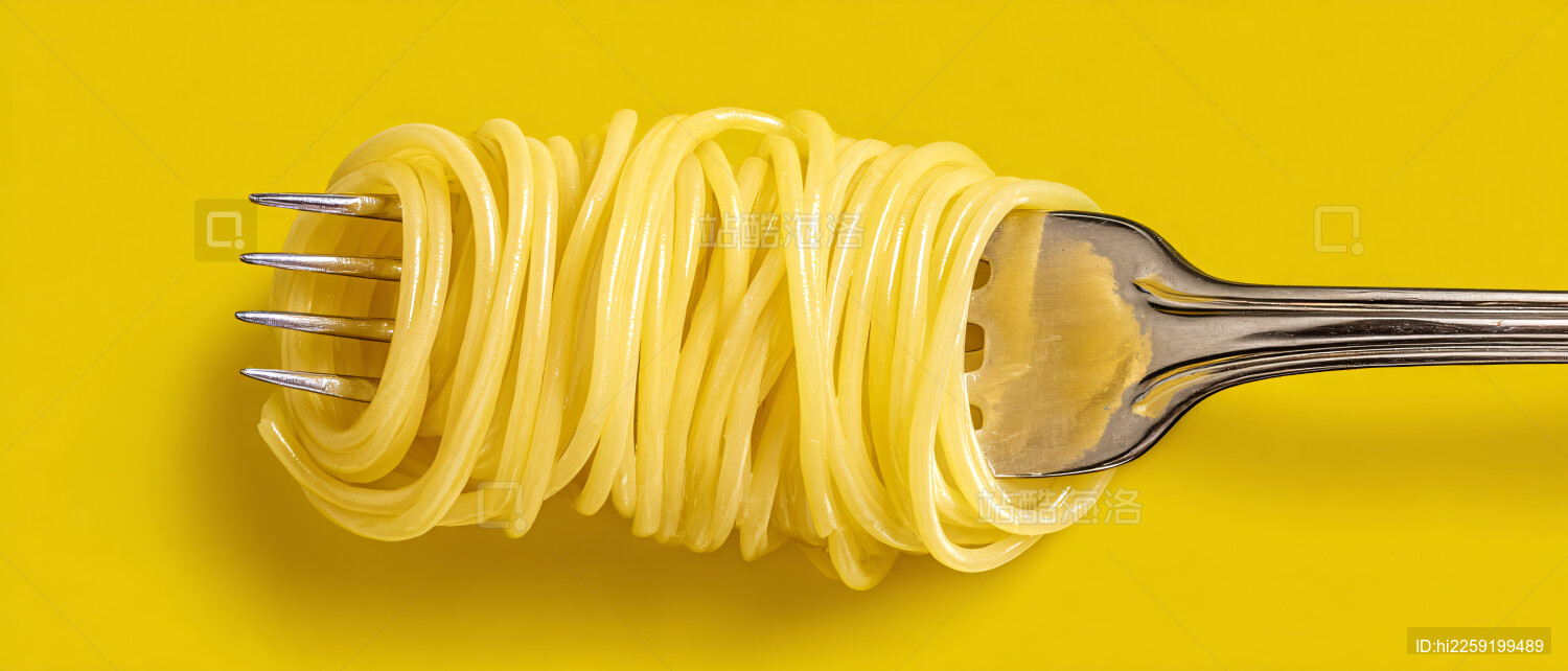 缠绕在叉子上的意面