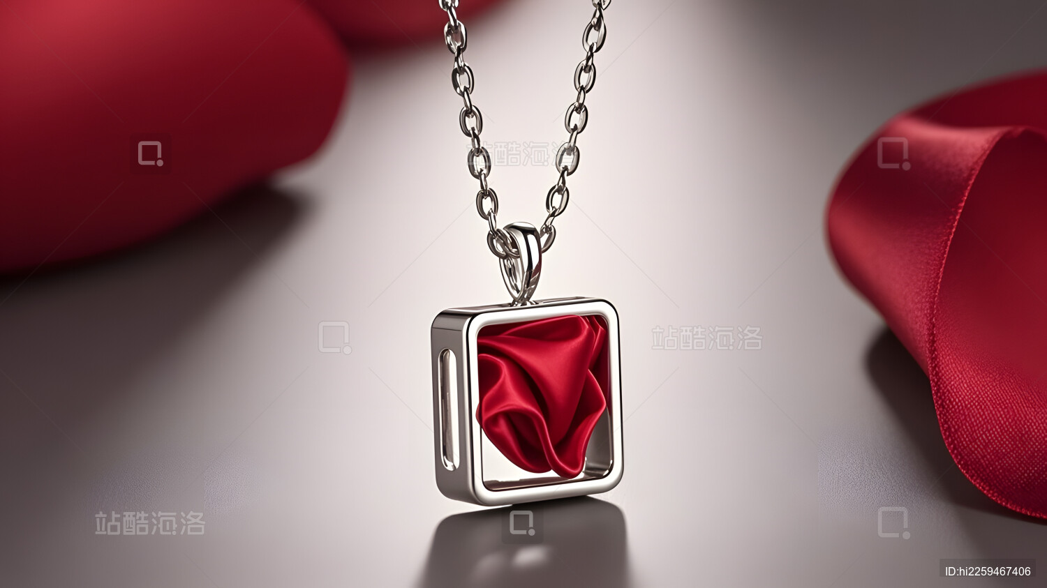 红布旁银色项链吊坠精致展示
