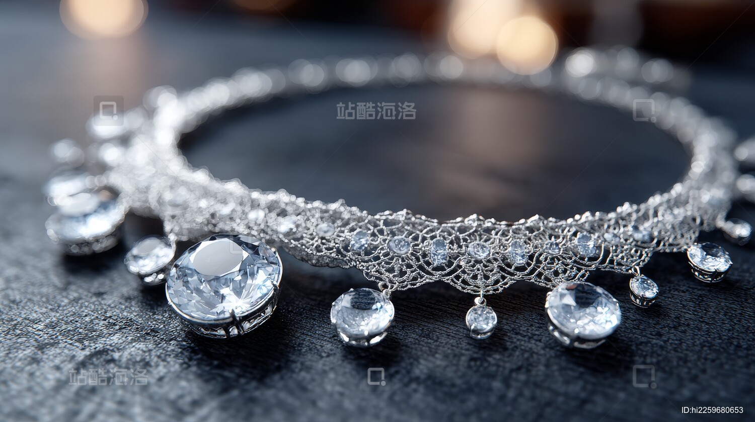 精致水晶装饰的银饰