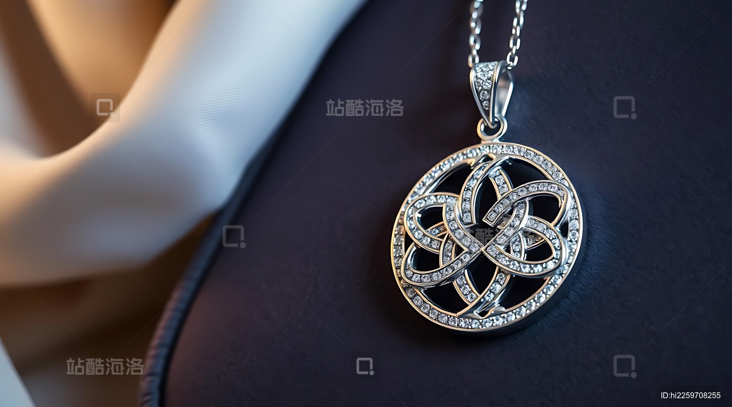 银色项链闪耀光芒精致设计引人注目