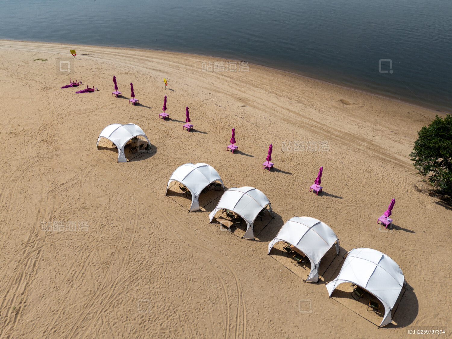 沙滩上的帐篷和遮阳伞