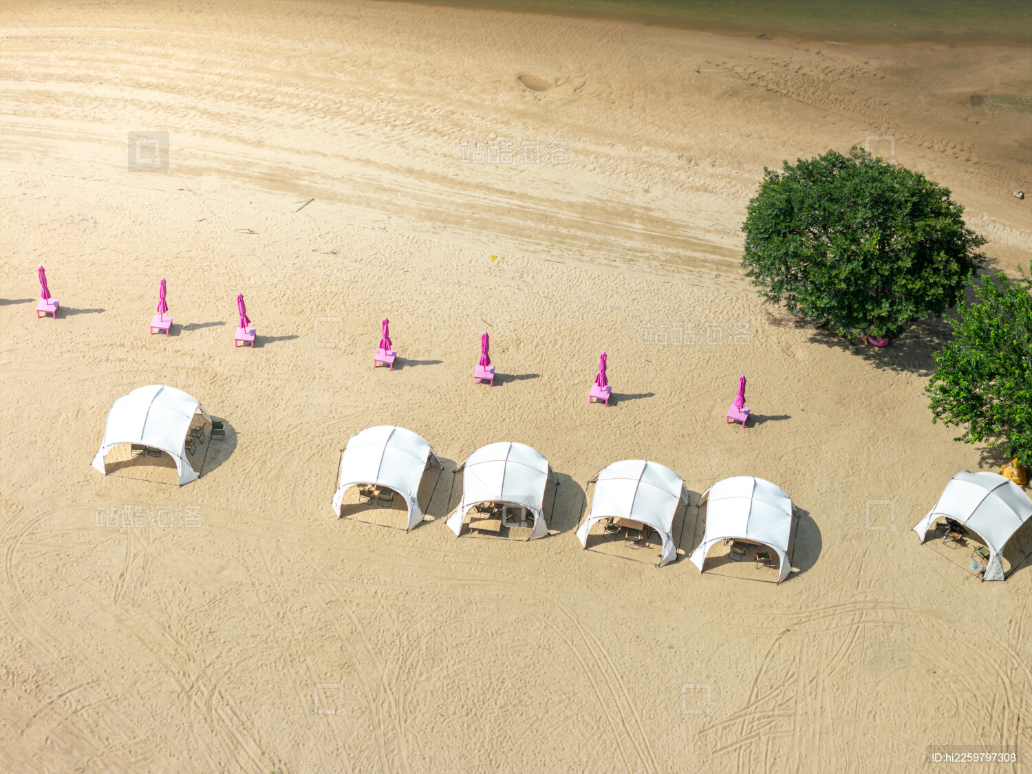 沙滩上的帐篷和遮阳伞