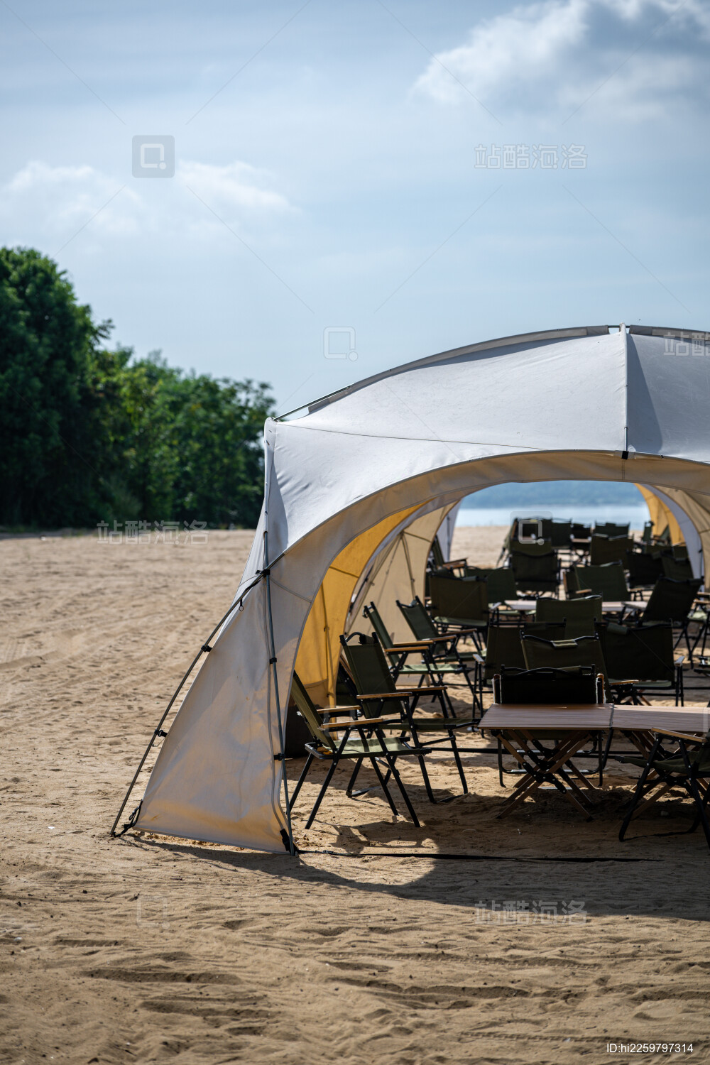 沙滩上的遮阳帐篷