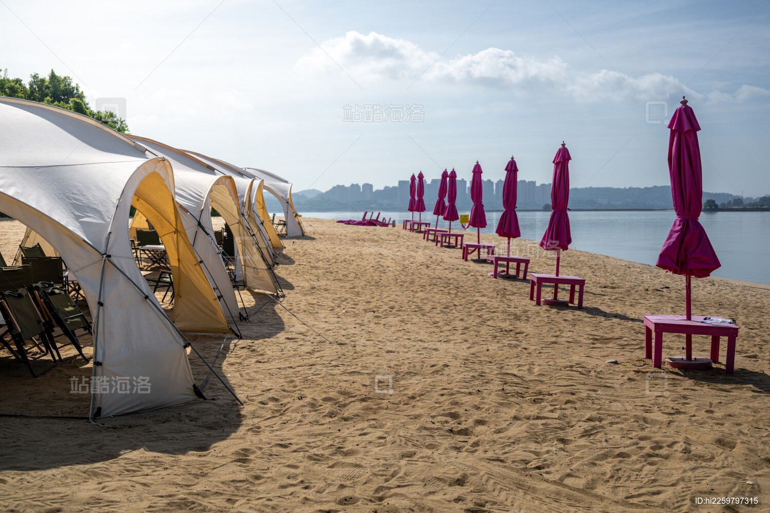 沙滩上的帐篷和遮阳伞