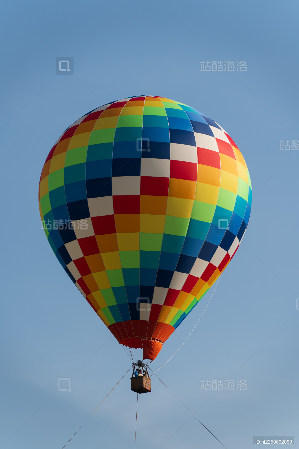 多彩方格热气球翱翔蓝天