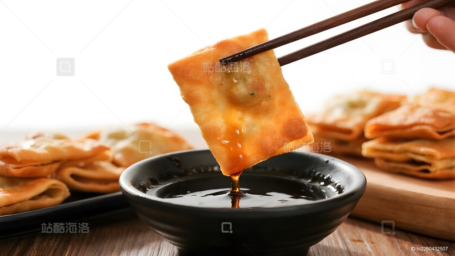 美食煎饺蘸酱诱人