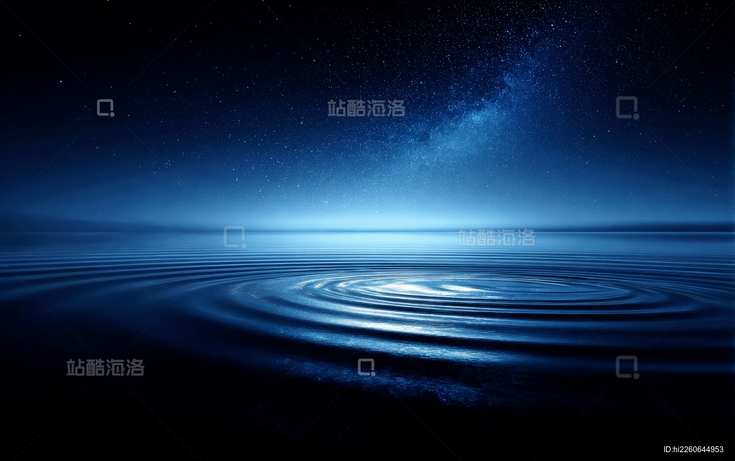 宁静夜空下的波纹水面
