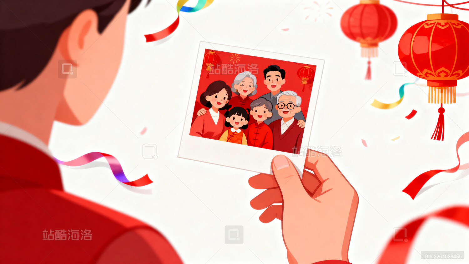 手持全家福照片庆祝节日