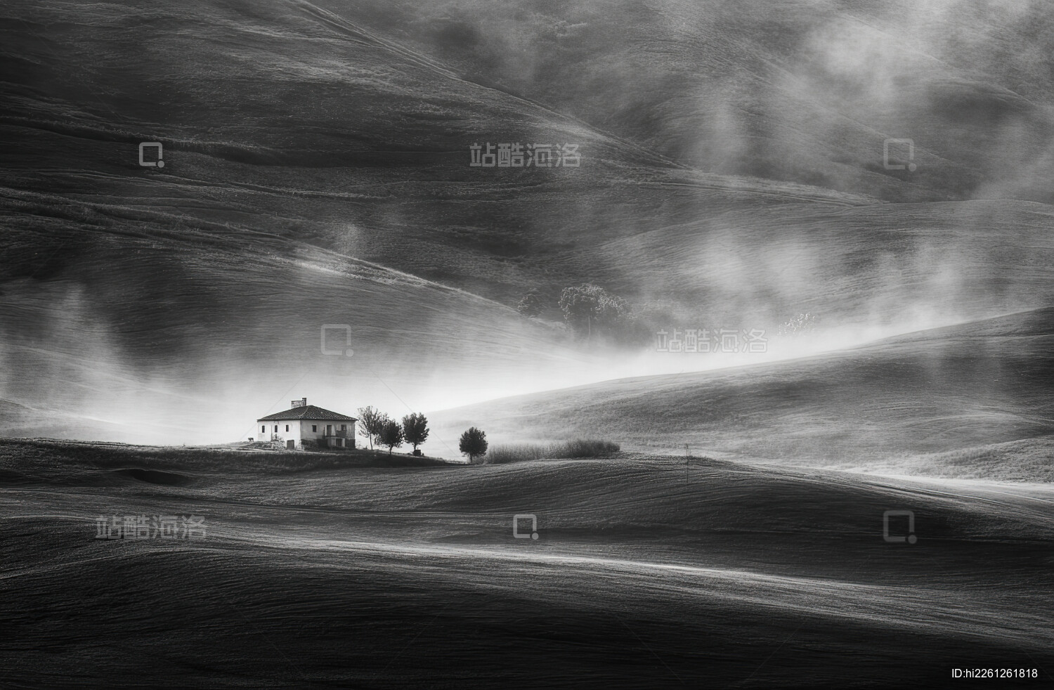 雾中孤屋与起伏山丘